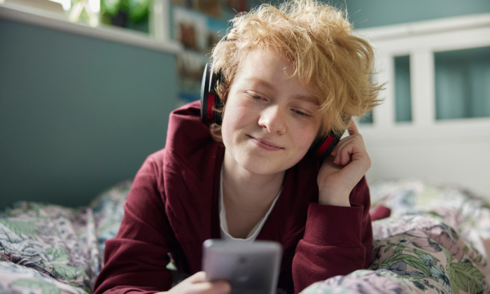 Spannende Podcasttipps für Teenager © Daisy Daisy/Adobe Stock